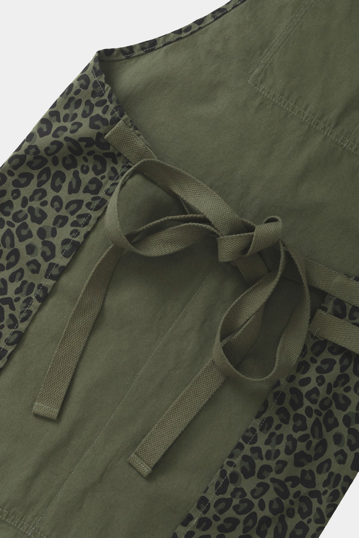 TABLIER À MOTIFS - Léopard vert