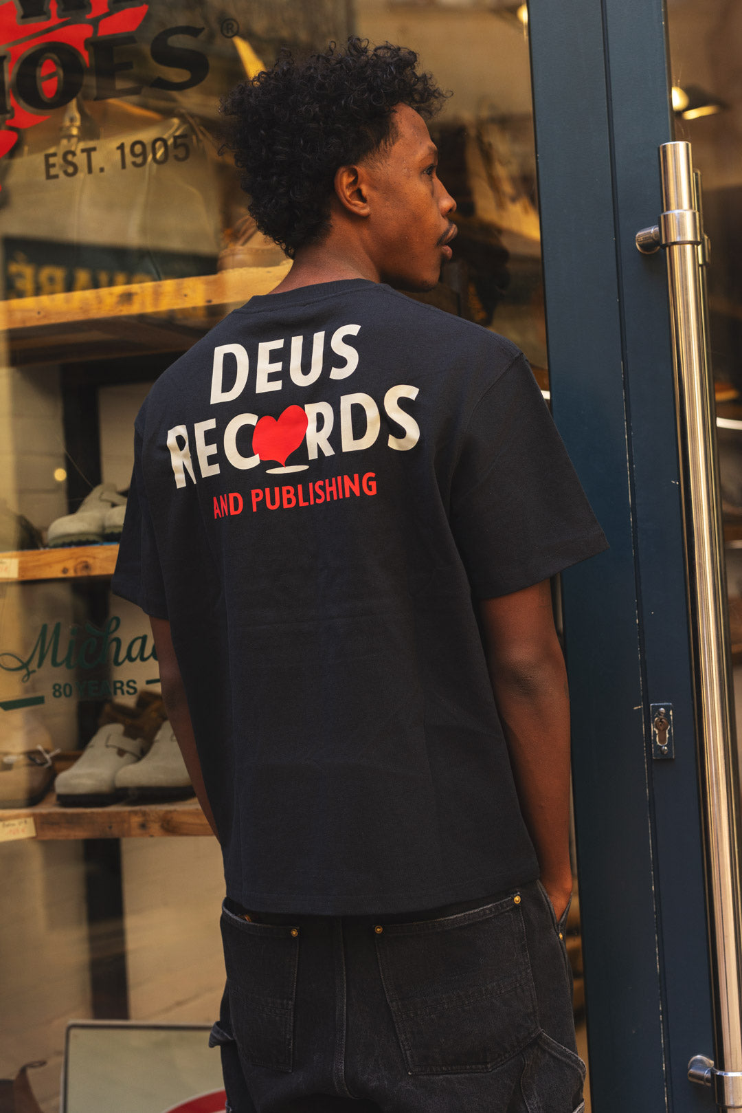 DEEP CUT TEE - Black